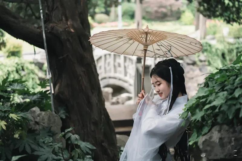 女星刘亦菲为啥这么美？那原因可太多了。她五官精致得挑不出毛病，高挺鼻梁、灵动双眸