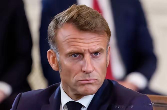 马克龙接受多家媒体采访，又一次给欧盟“敲警钟”。他直言欧洲得赶紧推进那些拖了很久