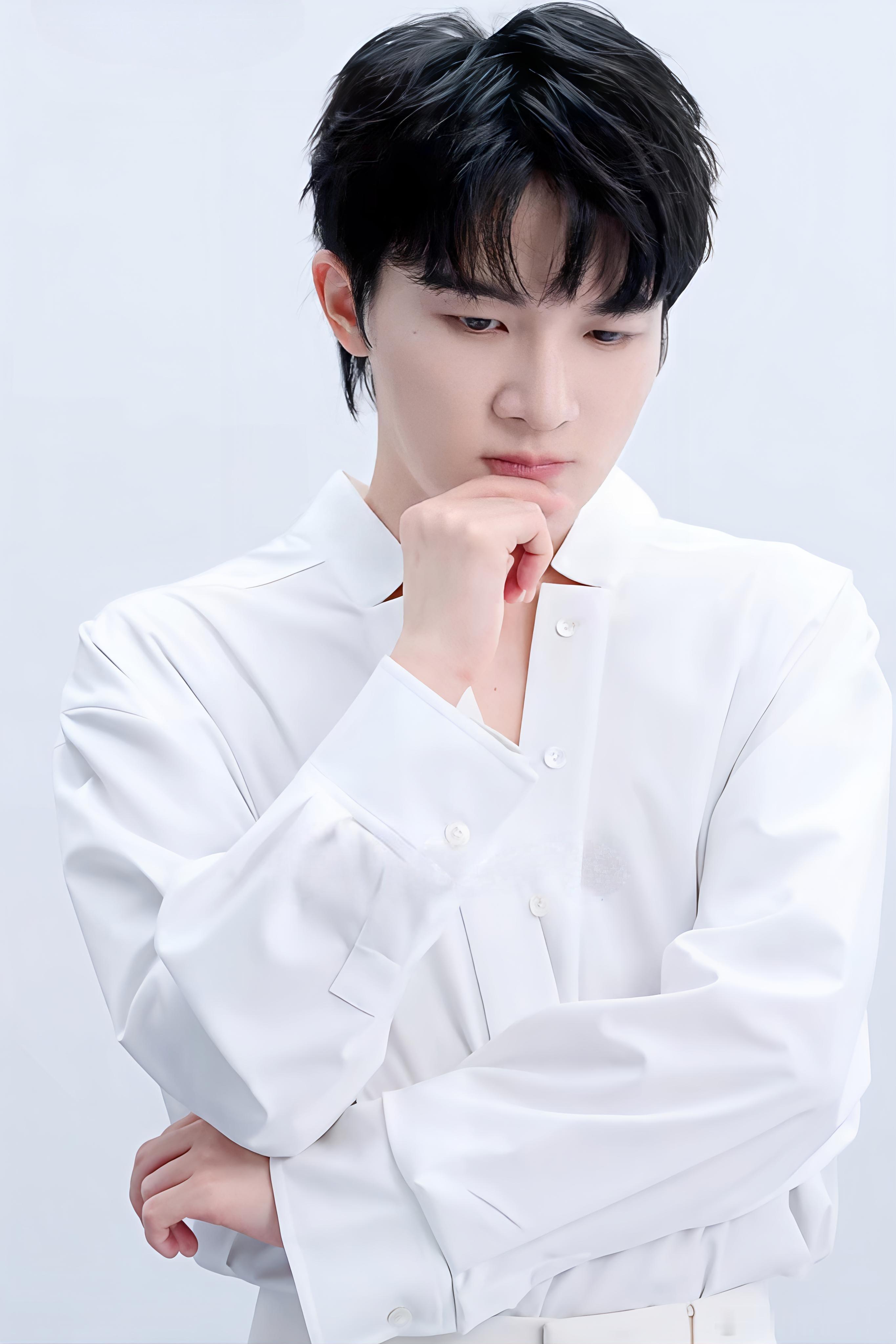 周深  周深微博之夜 【圈宝和米说早安】当风侵蚀岁月，记忆已暂时停息，无数渴望的