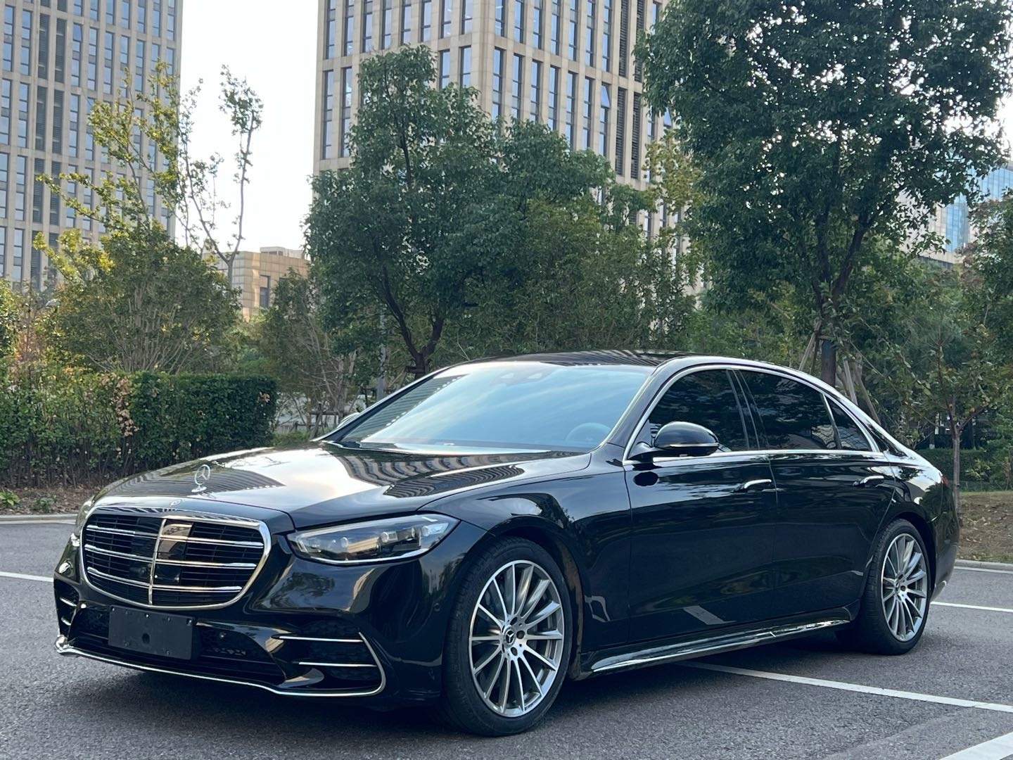 奔驰S450L四驱，二手价格比较挺，同样价格可以去买新车S400L，完全看个人选