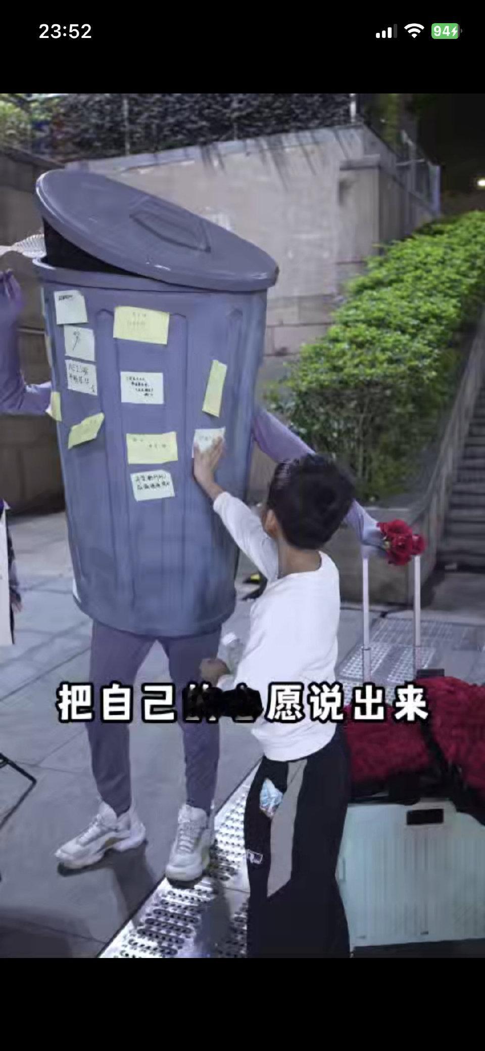 #被路过的垃圾桶送花了##星穹铁道情人节#     星穹铁道也太浪漫了吧！！！街