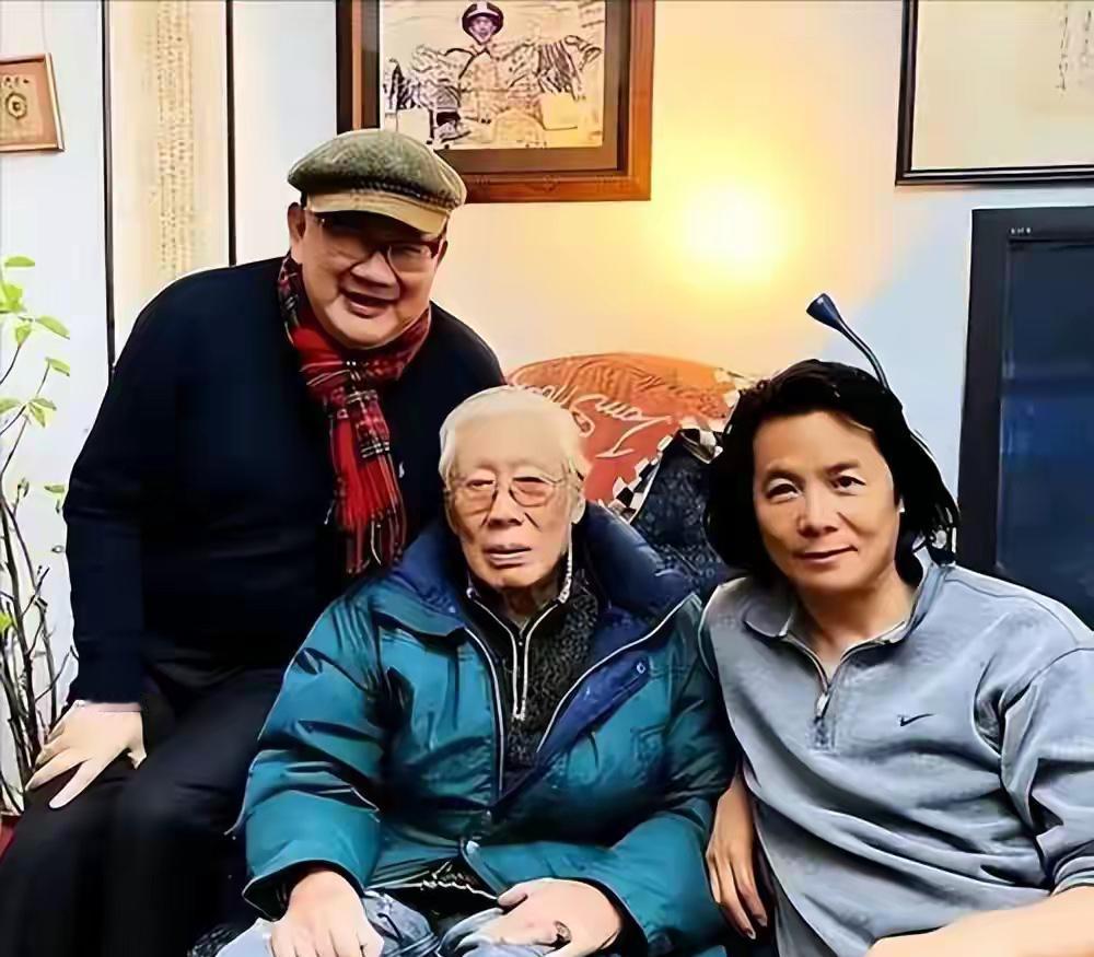 90岁焦晃：定居上海，一直住在老小区里，老婆比他小30岁，两人感情特别好，一直互