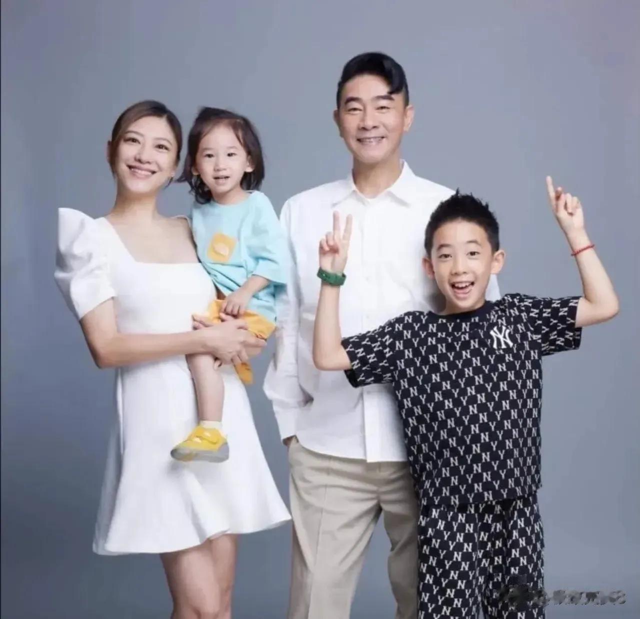 陈小春的全家福，大儿子像爹，小儿子像娘，一家四口真好看[赞]