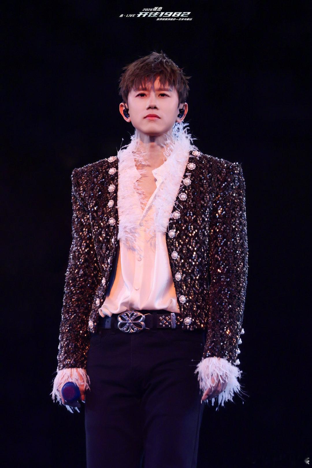 接下来11天里开9场❗️在鸟巢每周“上五休二”过双休今晚斗转星移，继续唱唱唱^_