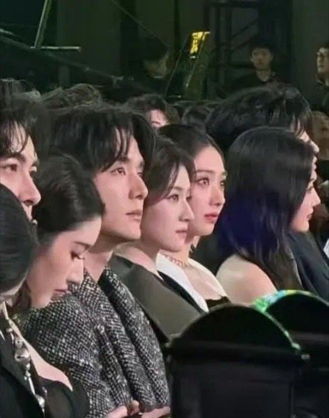 本来以为张新成跟李兰迪两人坐一块了呢，结果底下评论区有解释说这只是错位图，实际上