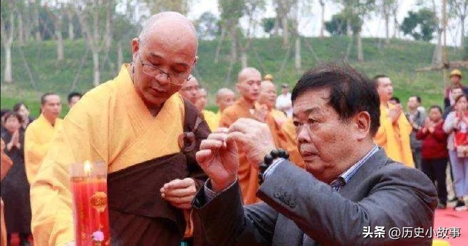 2016年，曹德旺和王石一起参观万福寺，寺庙破败不堪，方丈说：重修寺庙需要160