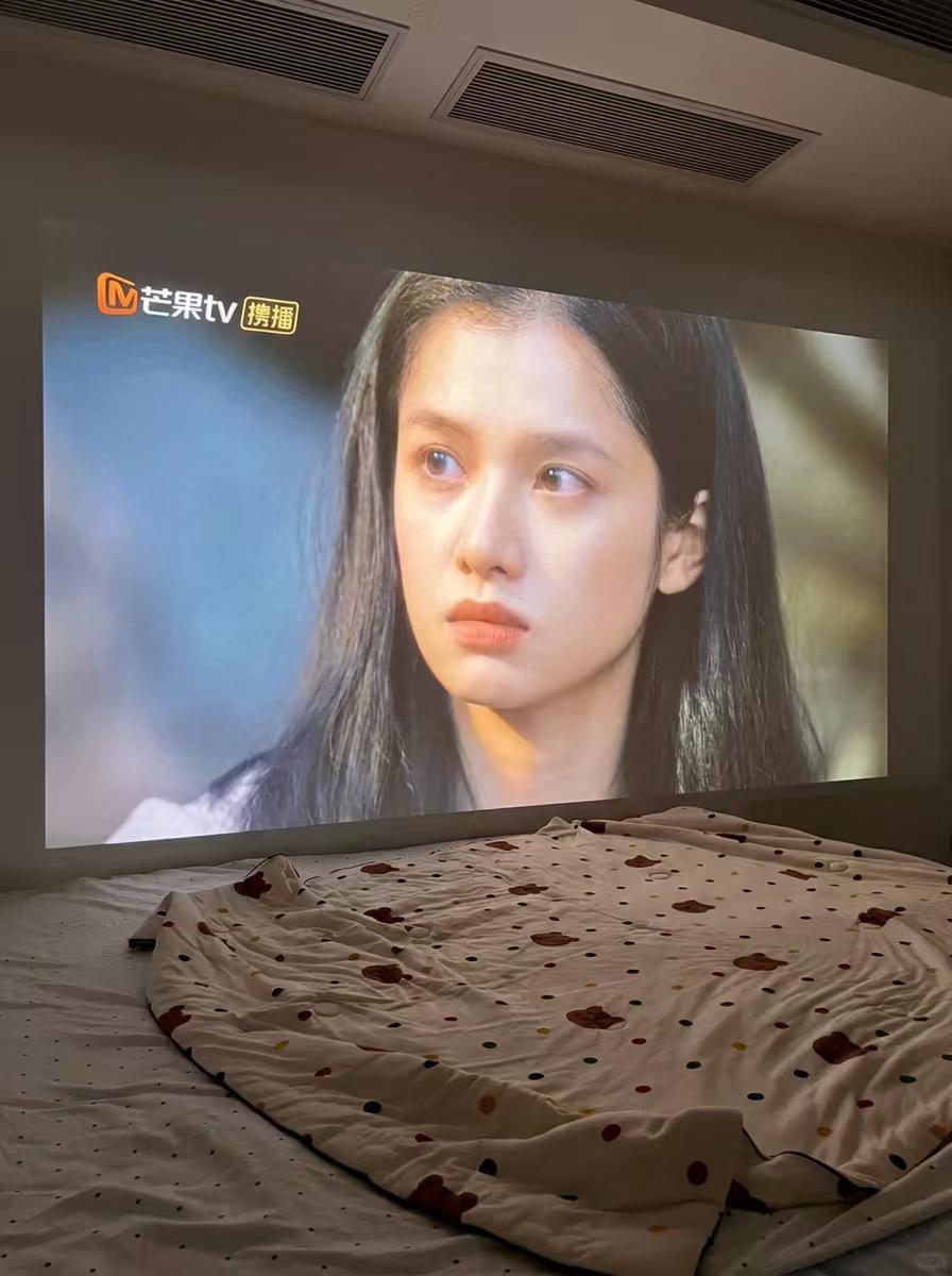 老天奶，到底谁在看野狗骨头啊 

这投影画质太清了叭 投影仪 卧室投影仪 野狗骨