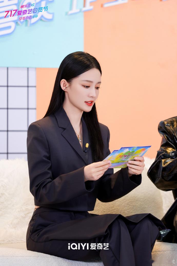 #李沁v领西装##李沁黑长直贴头皮# 李沁的直播装扮出彩，V 领西装加上黑长直贴