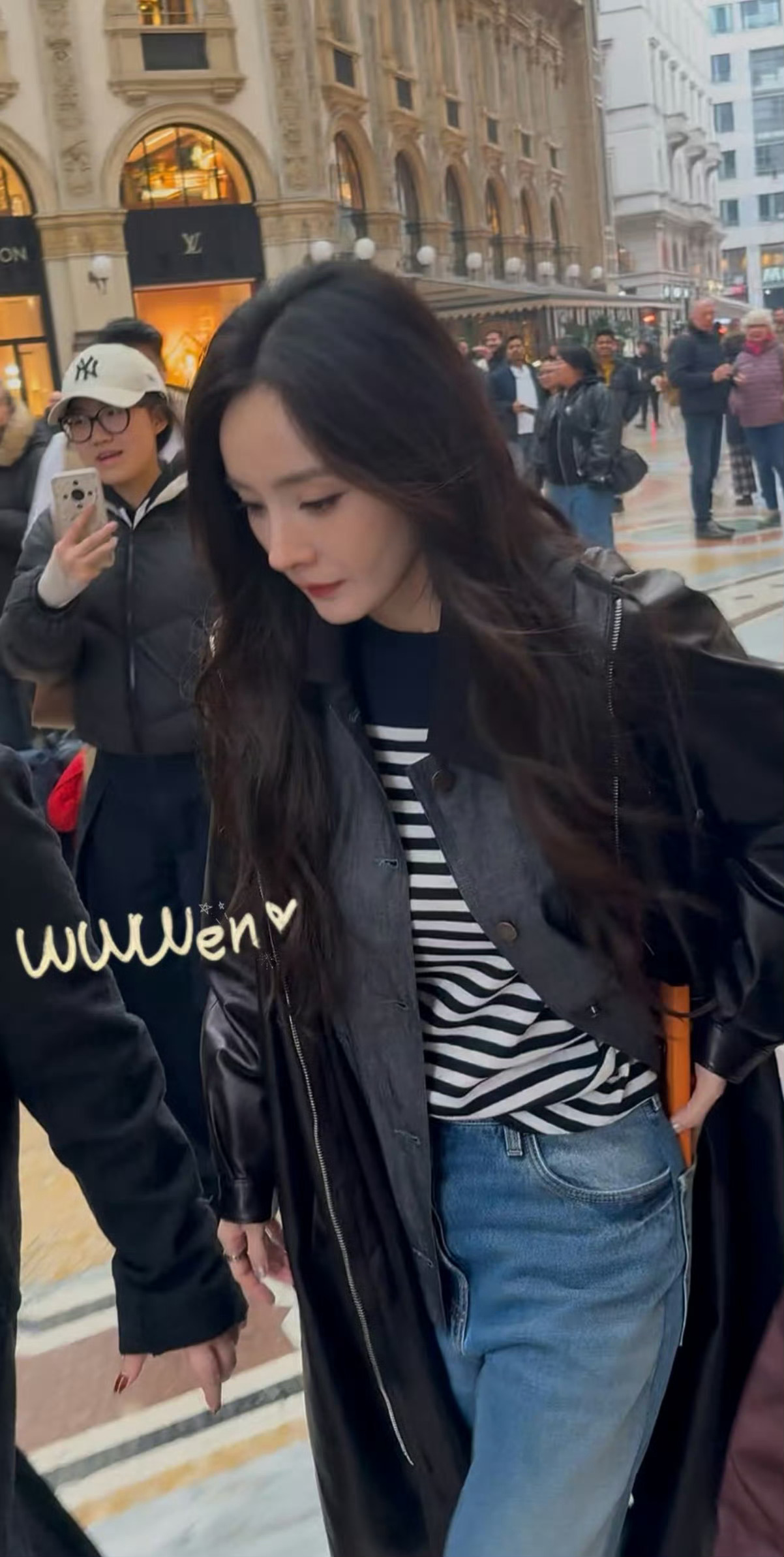 米兰偶遇杨幂逛店路人随手一拍都是大片，姐姐状态好绝，时尚感刻在DNA里。杨幂