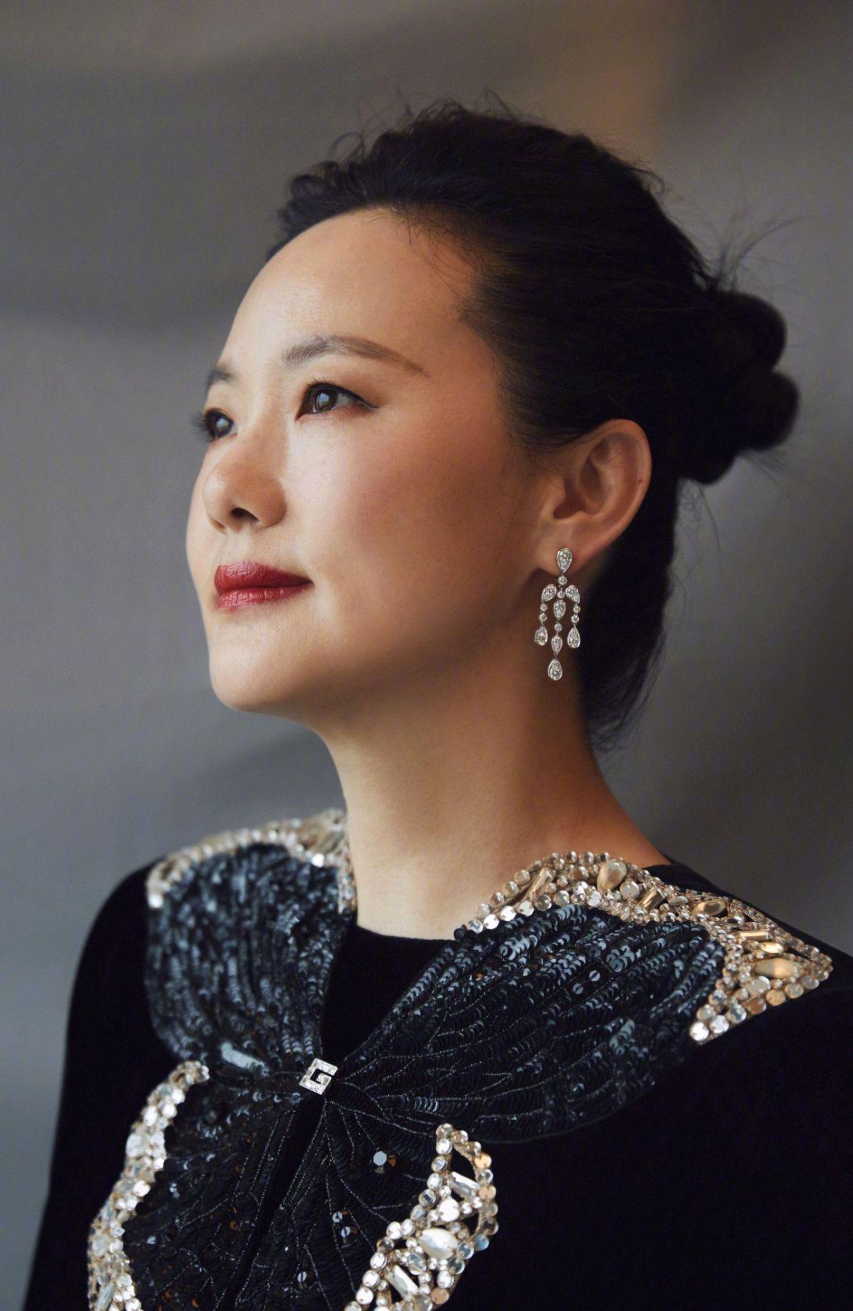 演员，咏梅，大学毕业，进了广告公司，偶然机会，去演了一部戏，拿到了一万块钱，那个
