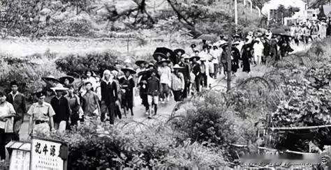 1980年，这是一群从内地逃到香港的人，在排队领香港身份证。当时，只要你能到达香