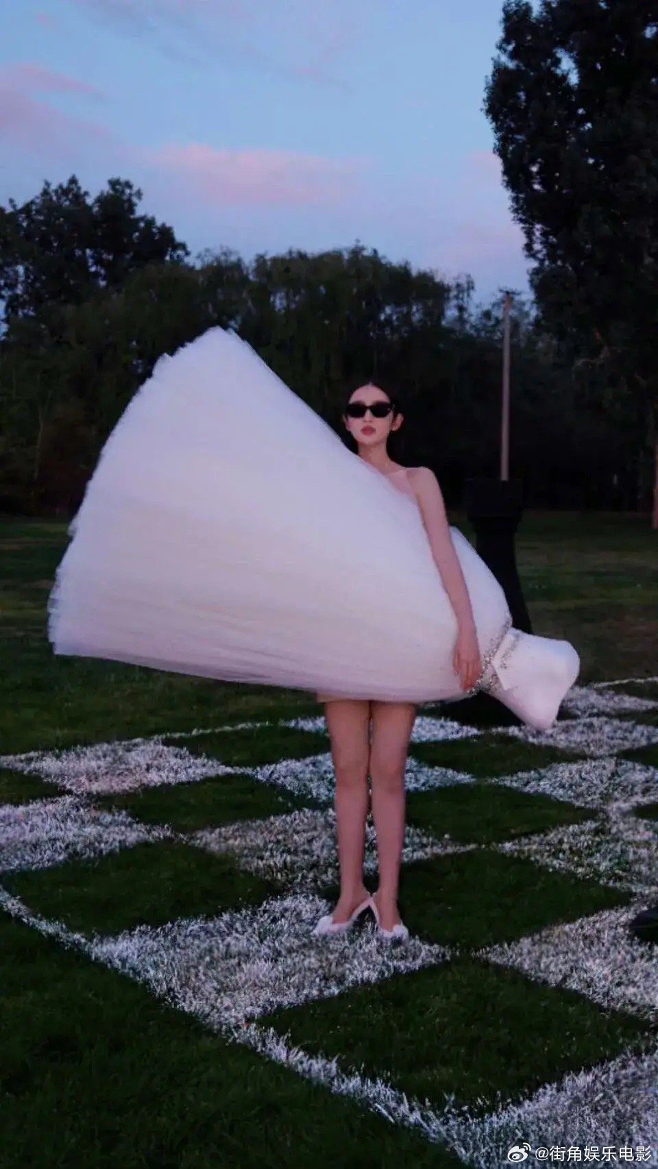 #唐艺昕错位礼服#虽然，但是，旁边张若昀真的好搞笑哈哈哈哈哈哈哈哈哈，黑成一坨，