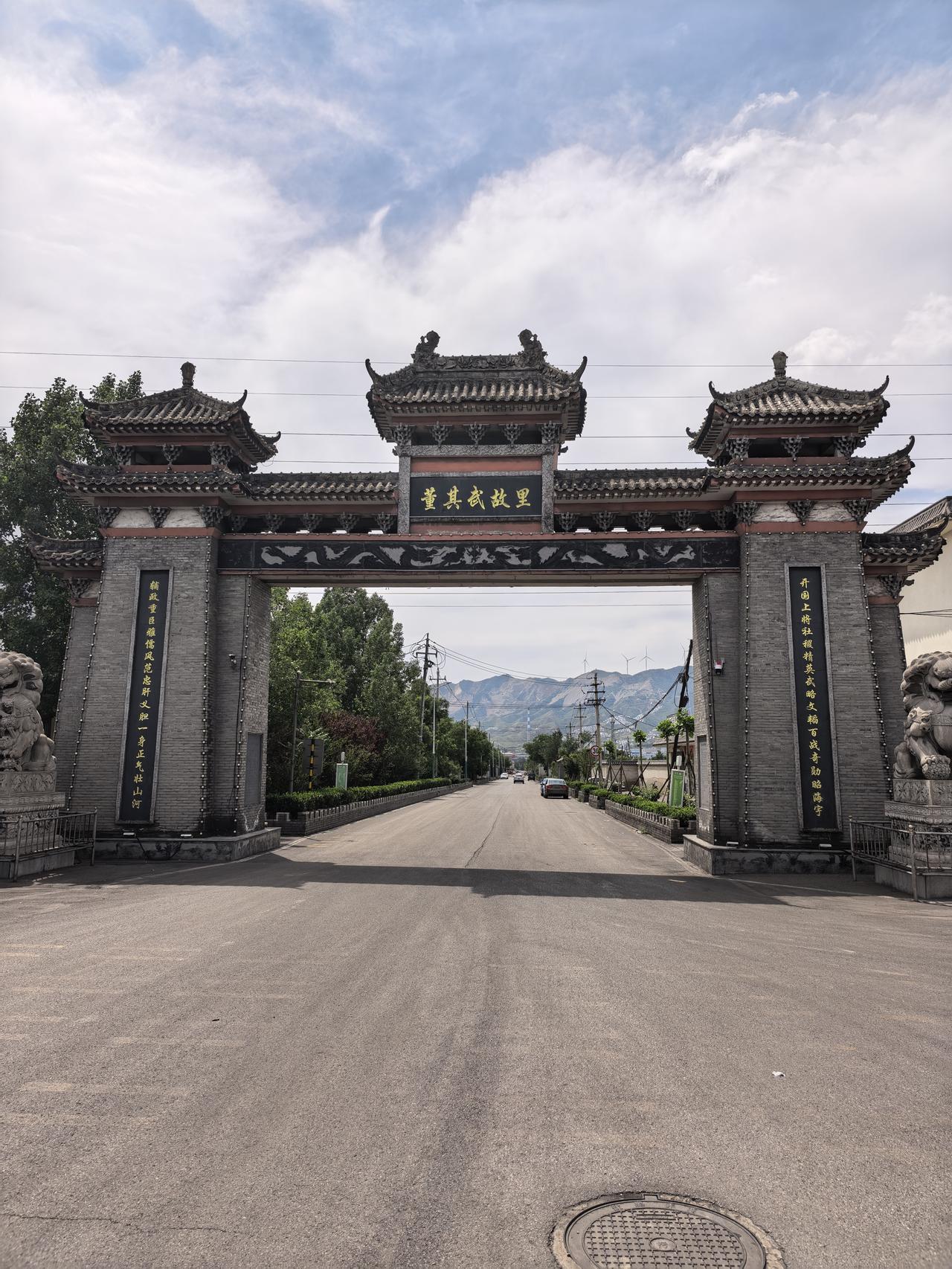 在河津路过一座大牌坊，停车发现是著名抗战名将董其武故里，行车数百米皆田野，可能较