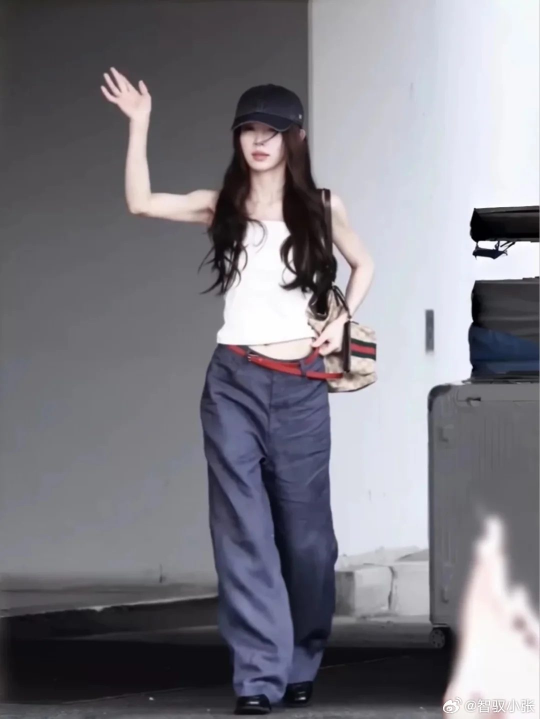 田曦薇 女装牛仔裤 田曦薇  谁懂田曦薇这种冷脸萌的气质🥰淡淡的清冷神态，配上