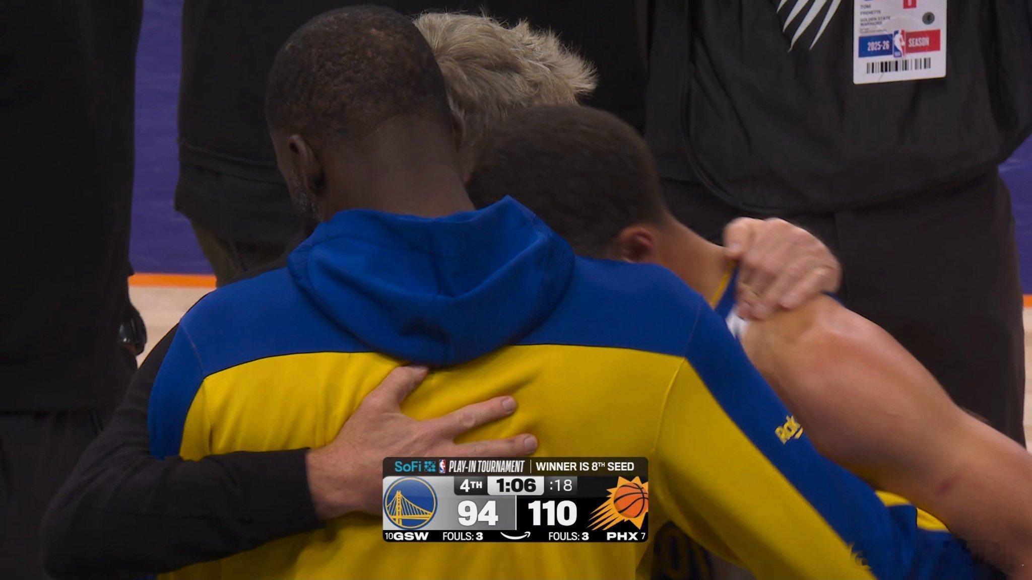 科尔拥抱并安慰库里和格林，他知道他们也尽力了NBA附加赛勇士vs太阳