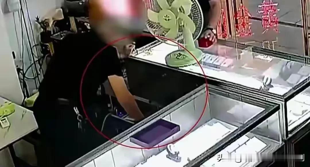 浙江慈溪，男子家里积攒了一些黄金，趁着价格上涨，准备把黄金出售。结果没想到，在家