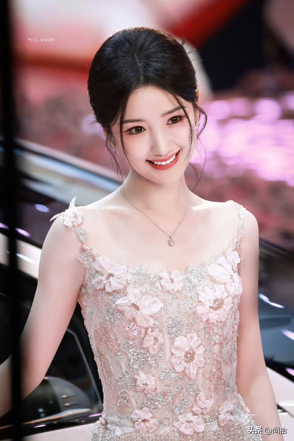 毛晓彤这次在东方卫视跨年晚会上的粉色礼裙造型，简直美出了新高度！那身粉色抹胸公主