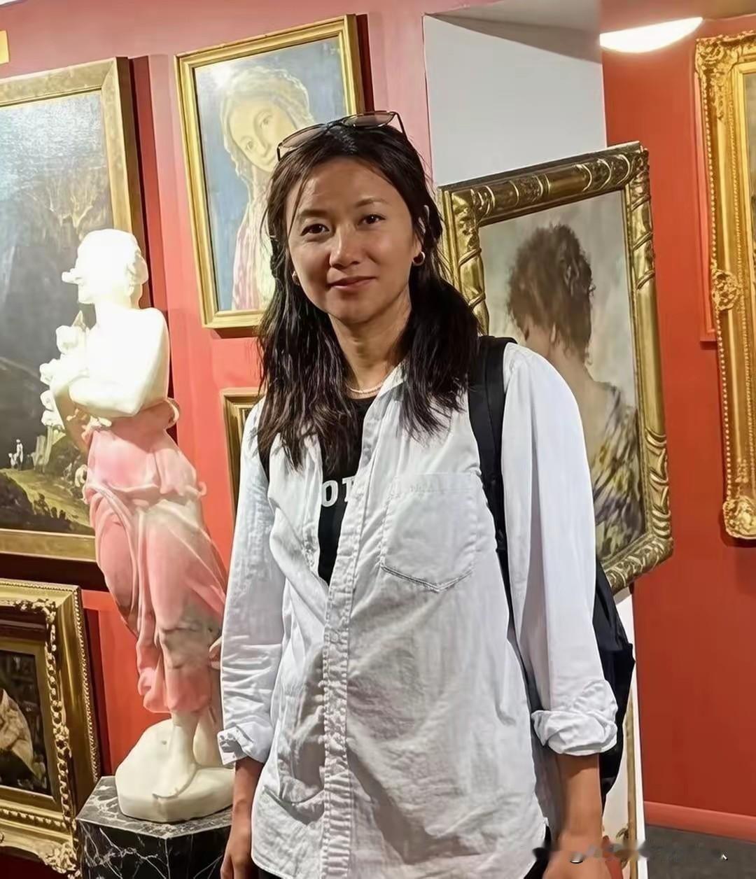 才女徐静蕾离开电影界与王朔，居米国，醉心于书法与画法艺术。偶尔露面，已是中年大嫂