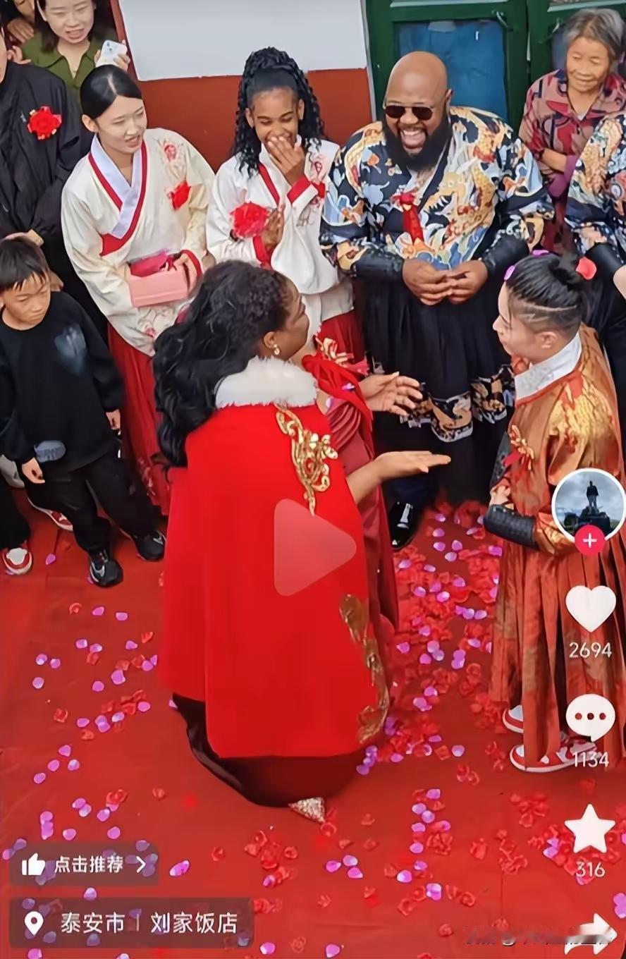 27岁山东小伙娶大20岁美国黑人新娘这事儿，真是引发了不少争议。10月6日在新泰