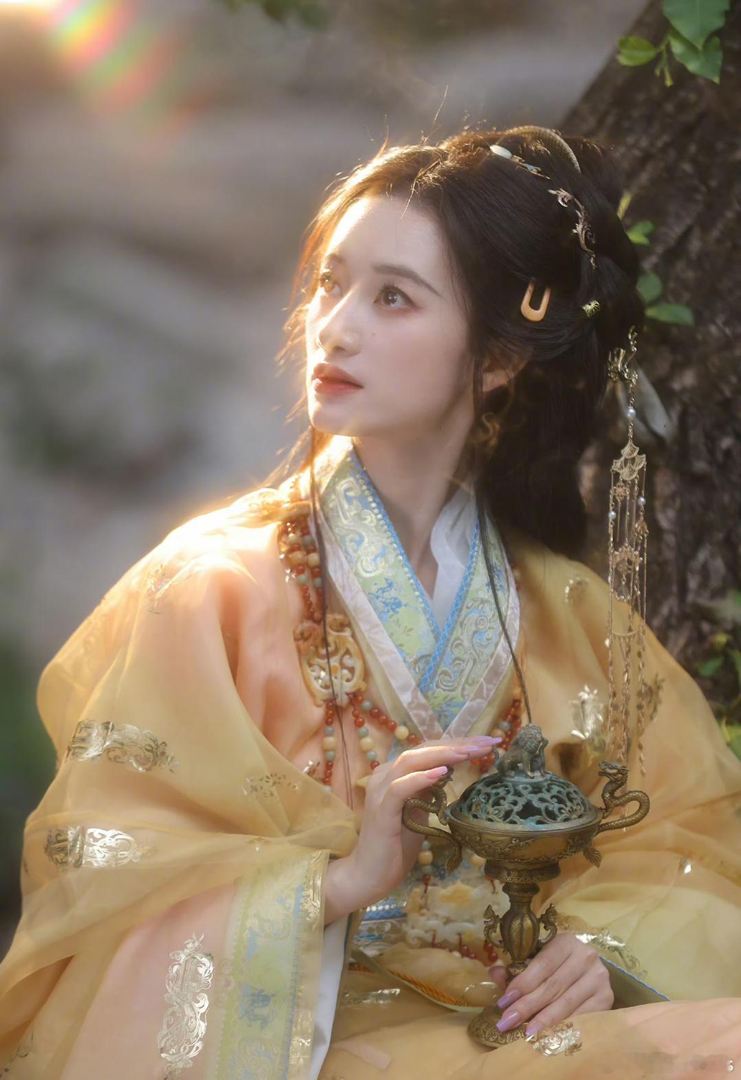 郭晓婷最新营业照头发丝都在发光，姐快演一部古装剧造福我们的眼睛[悲伤] ​​​