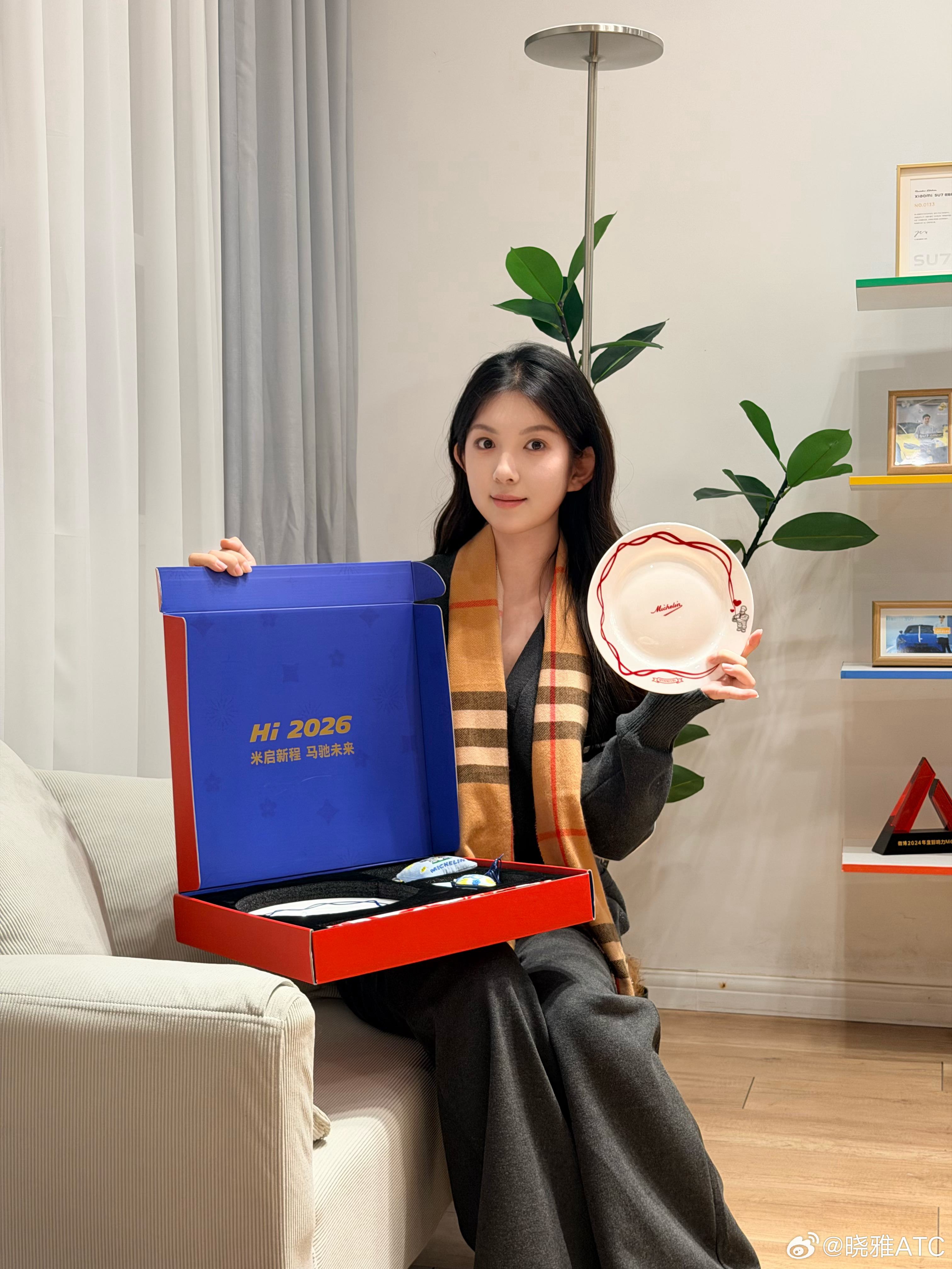 “米启新程，马驰未来”，今天开箱一份米其林礼盒～蓝红织就的礼盒里，釉面流转的线条