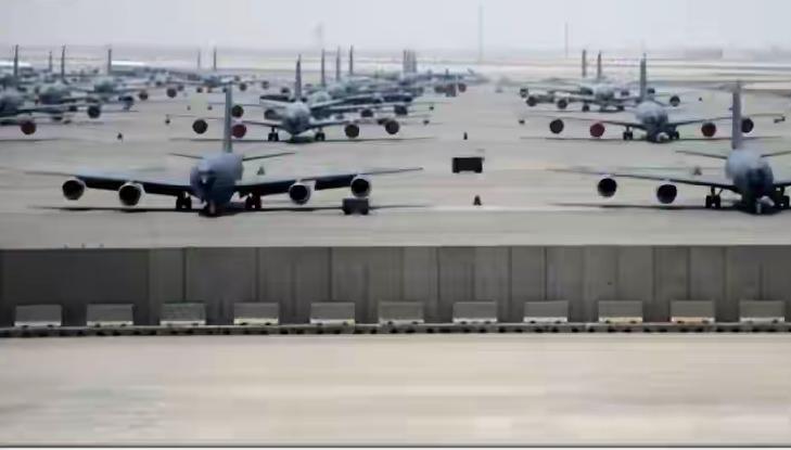 B-52战略轰炸机等多架美军机，从距伊朗边境约200公里的卡塔尔空军基地起飞