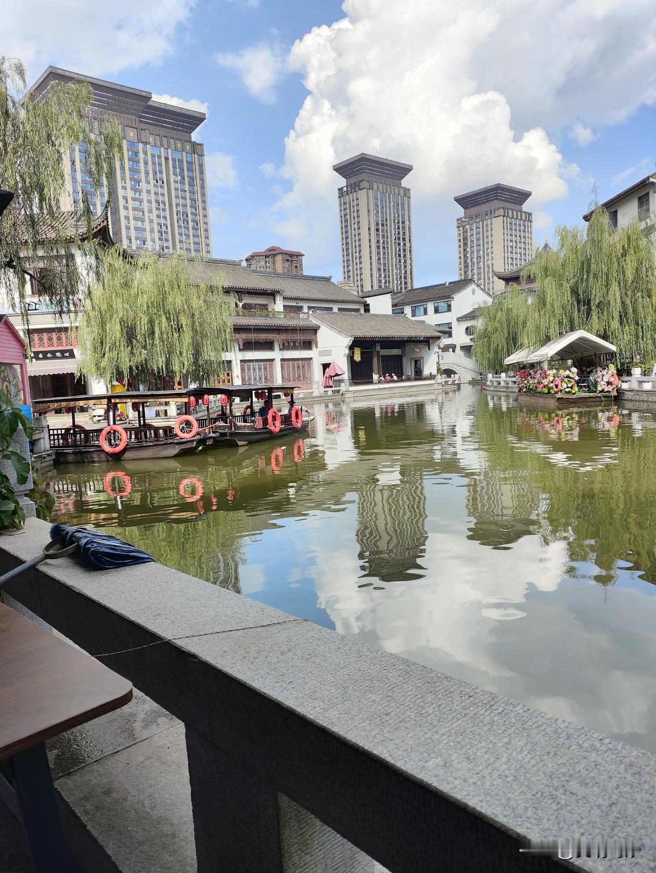 逛完湖泉生态园，来到很近的红河水乡，准备来喂鸭子和鱼。

鱼儿会跃出水面抢食，卷