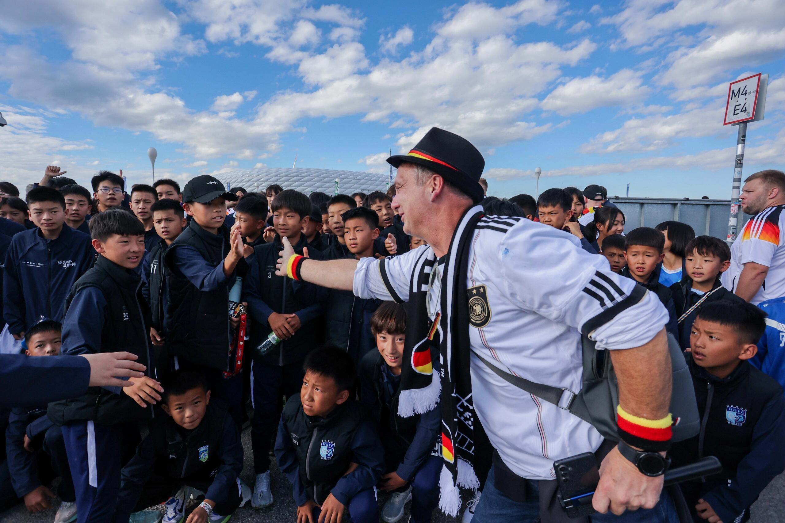 #让世界看到中国足球少年们#不服输的中国少年们！百名中国足球少年，在现场观看了欧