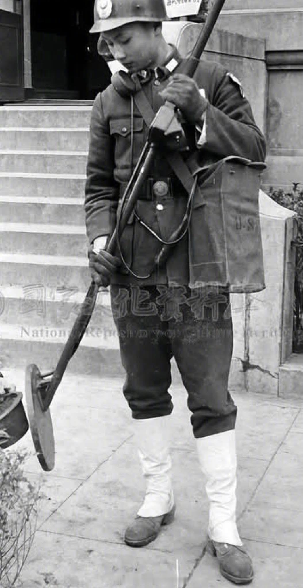 照片中的历史 1946年，民国政府制宪国大会议期间宪兵进行安检，他穿罗呢绒军装，