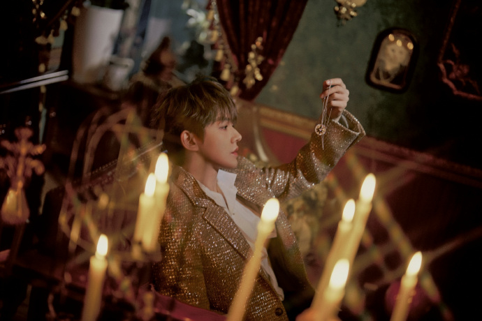 一抬头撞见了邓为 一抬头撞见了邓为，咱就说这个邓为以闪片鎏金作刃，这个活动造型，