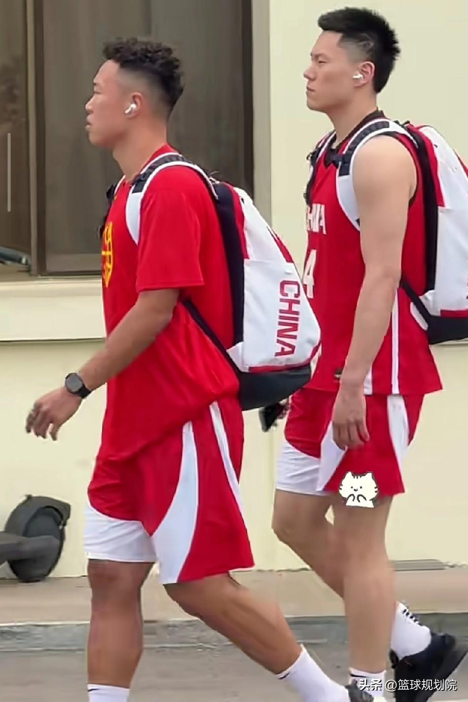王俊杰这是要迟到了吗，飞奔去训练！

中国男篮最新集训画面，也是要接近尾声了，大