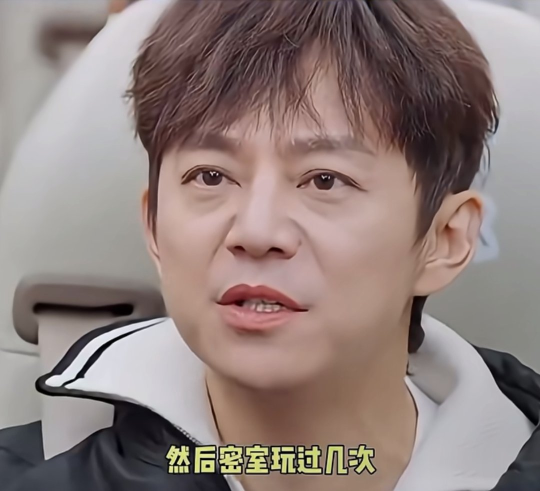原来玩密室还限制年龄啊，何炅在提及的时候还是委屈脸，后面想了如果要去玩，对方应该