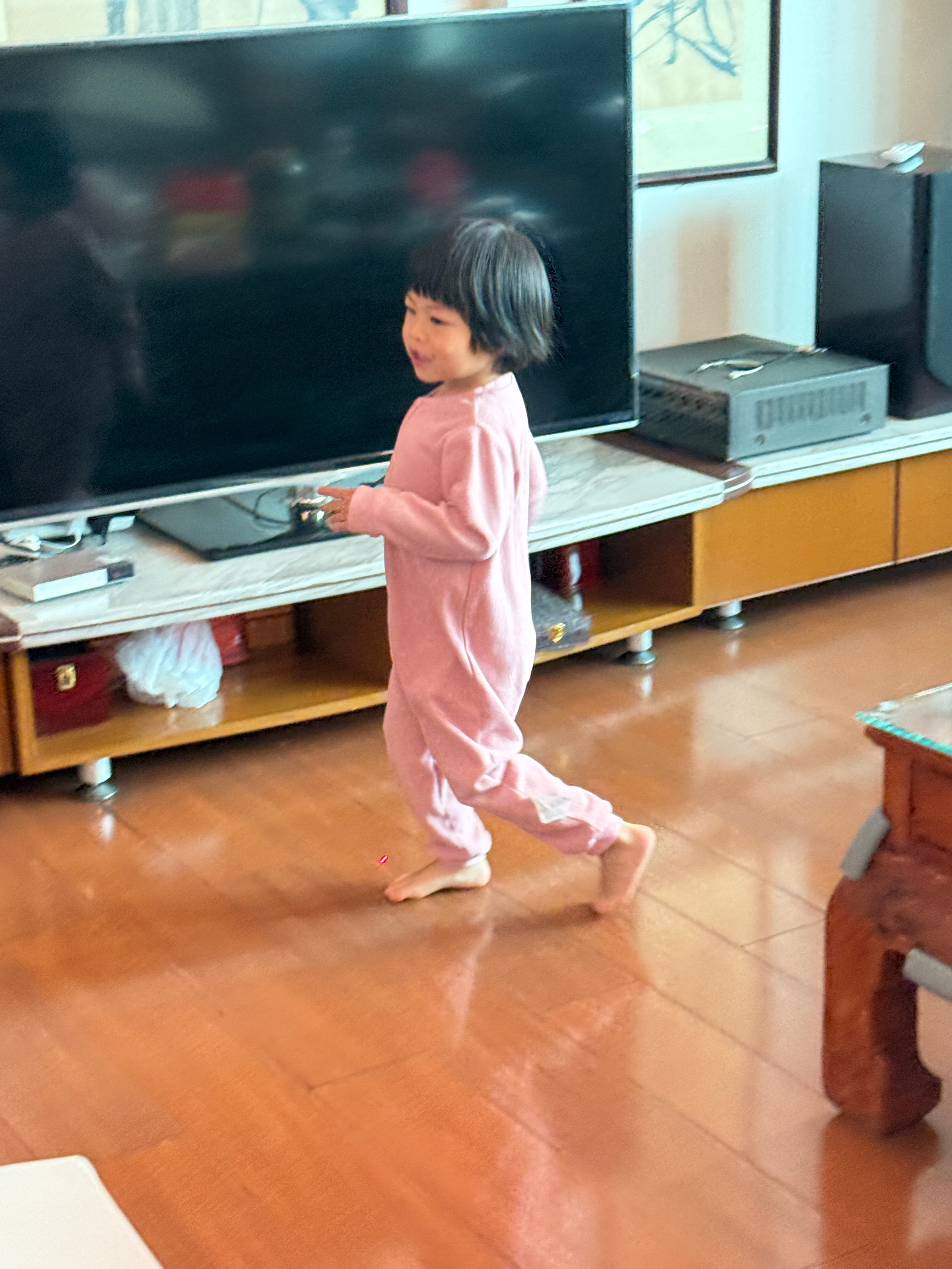 球宝感冒了，塞鼻子咳嗽我怕她发烧，一晚上没睡好，她咳几声我就翻身摸摸她额头。结果