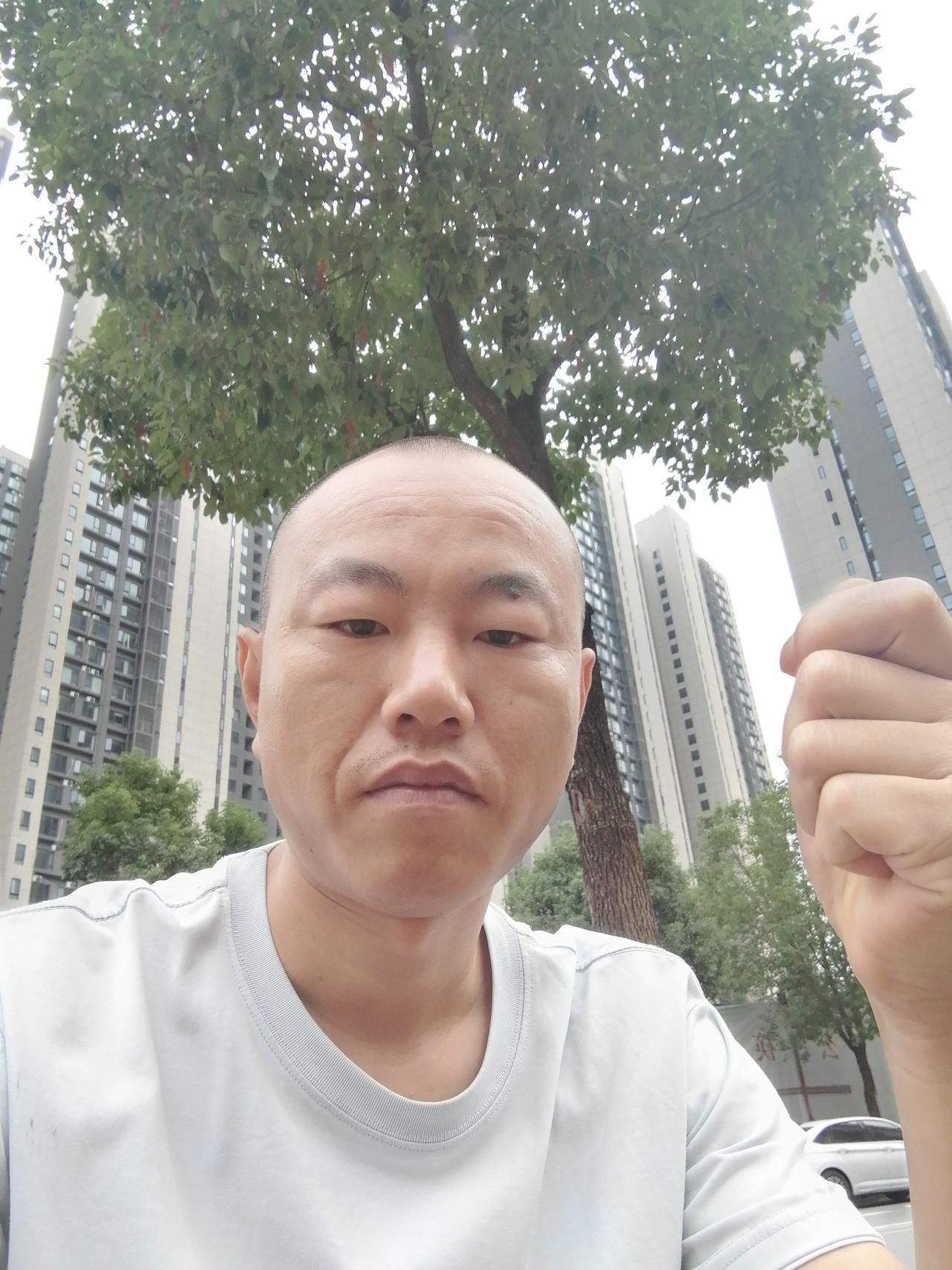大家好，我是星仔，目前在长沙干中介，37岁，头发掉了，也秃了。
在广东17岁卖房