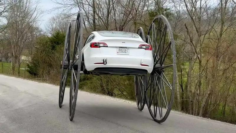 有人给特斯拉Model 3换了个10英尺的大轮子，换算过来轮子直径是3.04米。