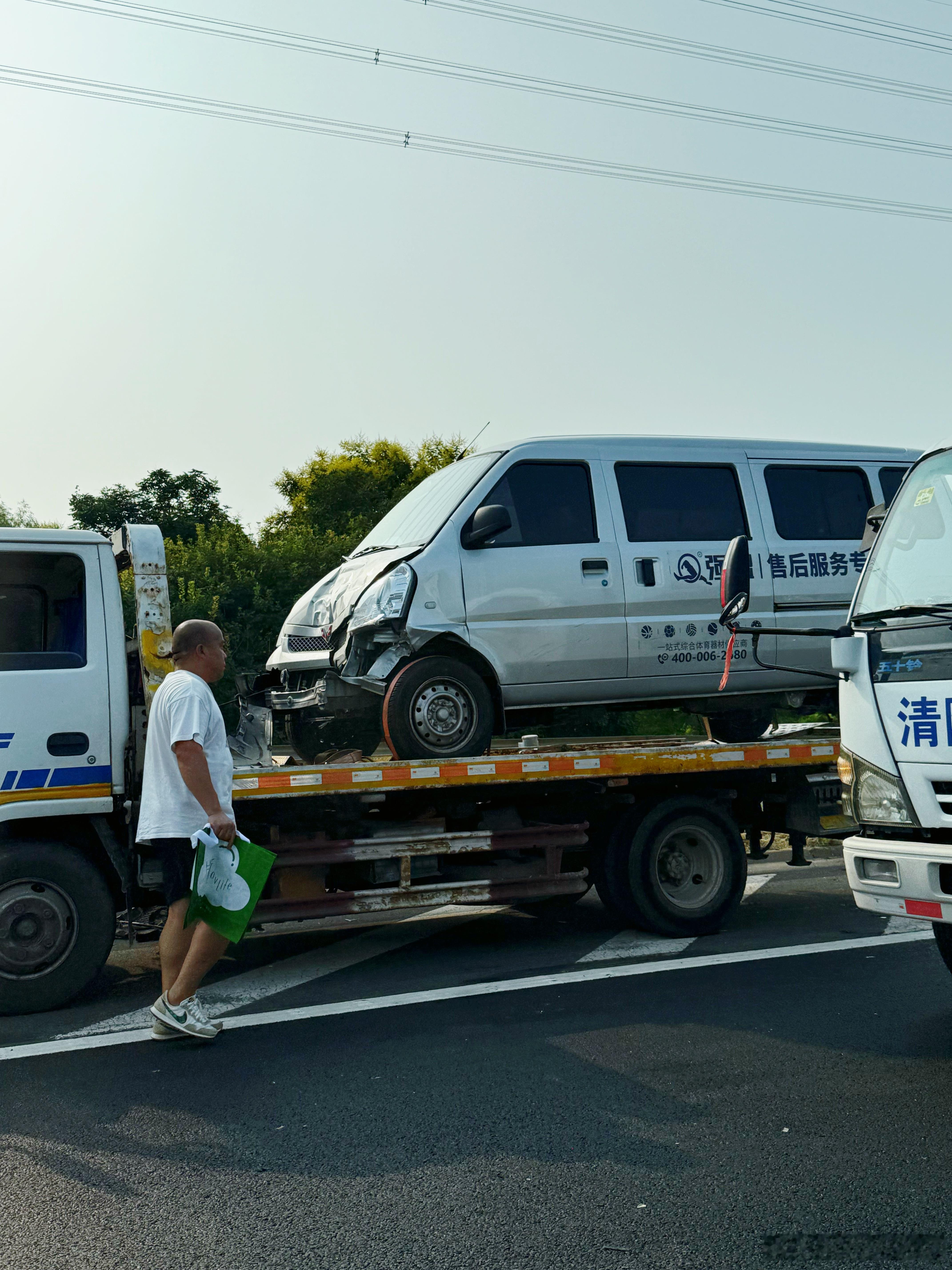 这是怎么撞的呢只能说五菱的头好硬……道路千万条，安全第一条大家开车可别走神儿😱