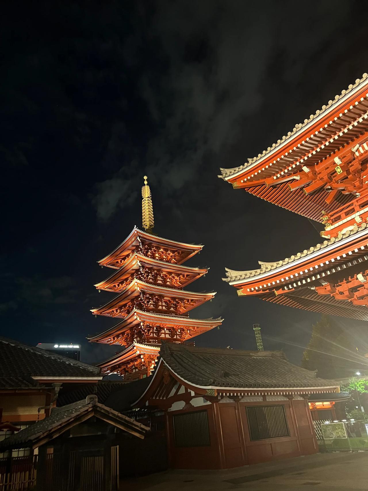 走马观花游日本（2）：无处安放的咖啡杯。昨天早晨在麦当劳吃过早餐，咖啡还有很多，