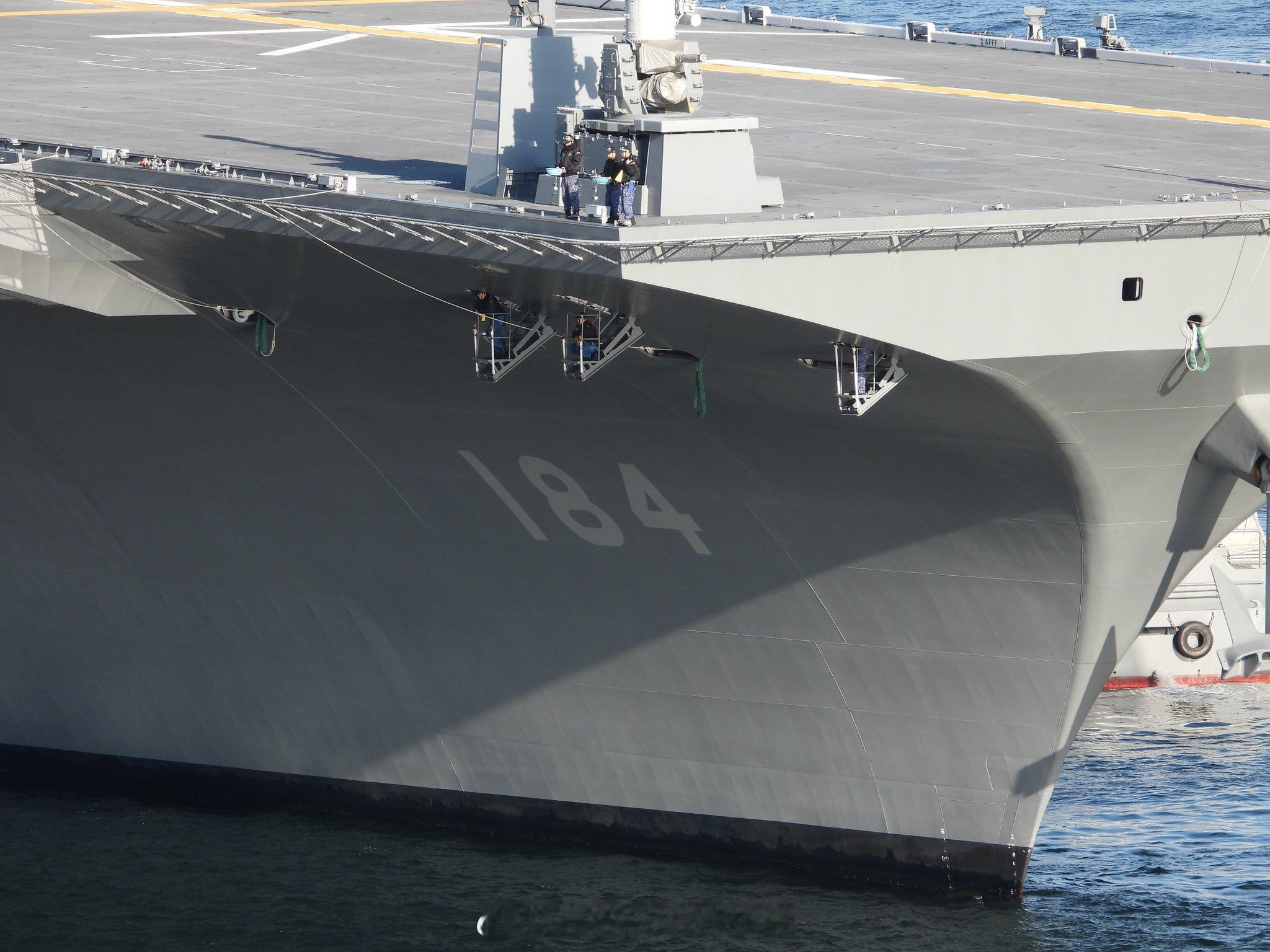 海自加贺号上的一些奇技淫巧小装置，进出港时可以让人站到舰首视野死角去盯着，本子在