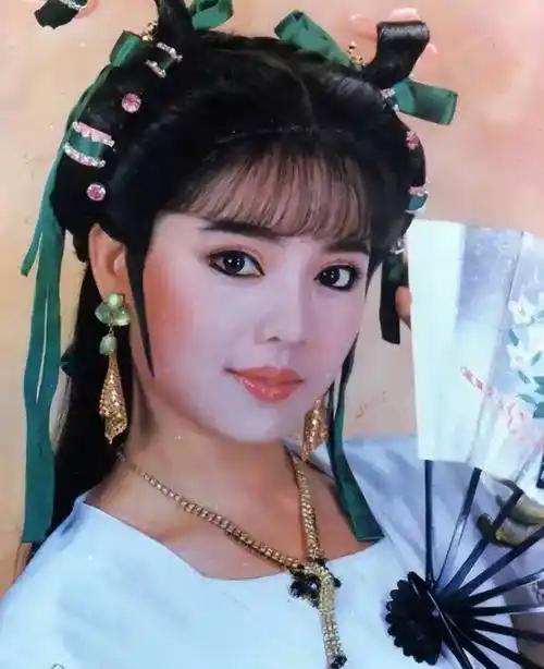 身为“台湾第一美人”狄莺的独子，孙安佐在母亲病态掌控下成长：12岁才断母乳，15