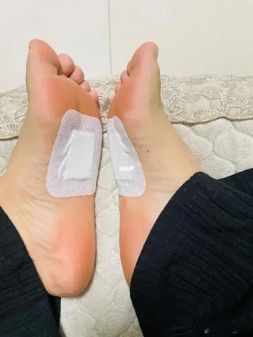 中药栀子外敷涌泉穴的方法治疗小儿口疮（成人）口腔溃疡生栀子7粒桃仁7粒杏仁7粒共