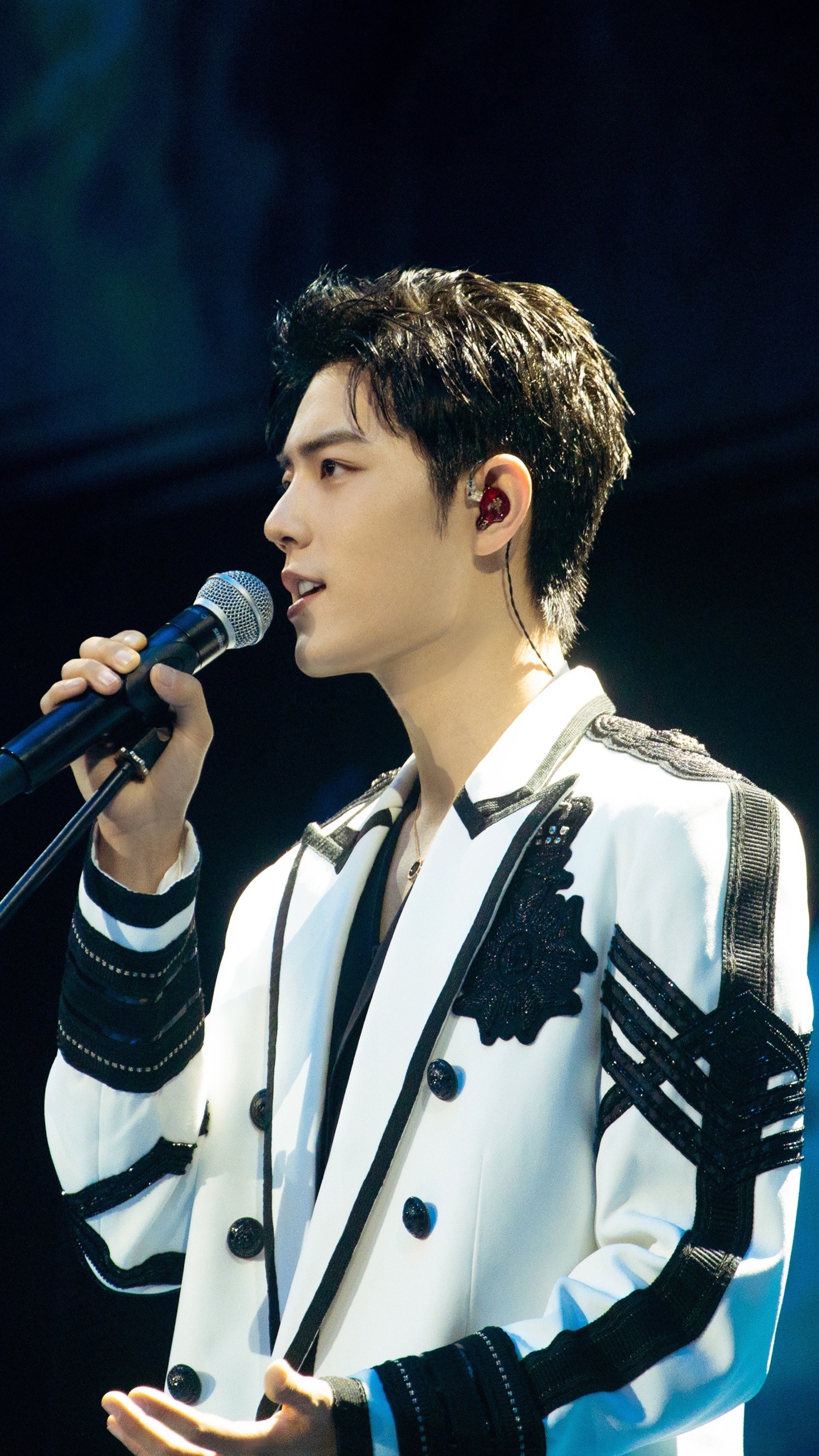 肖战肖战经典舞台瞬间，舞台战，YYDS！肖战尚界预定数量◎肖战不对称西装