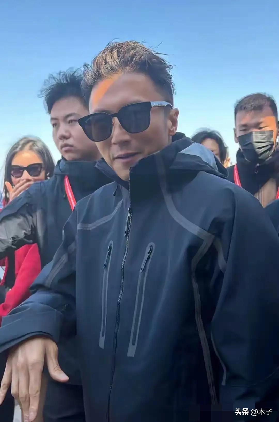 45岁谢霆锋现身F1上海站法拉利现场，一出场就印证了：法拉利不愧是法拉利，真正的