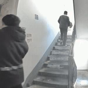 楼道墙上密密麻麻的小广告，令人讨厌，能不能按图索源，彻底从源头治理？