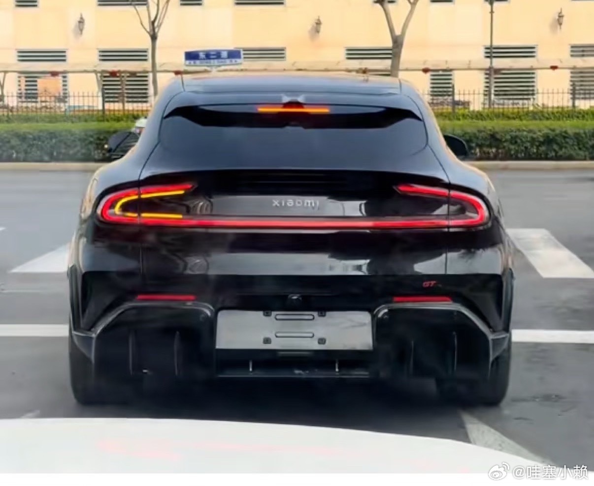 小米yu7﻿ 车主看到yu7这个转向灯真的蚌埠住了！我也不抱任何期待能ota成这