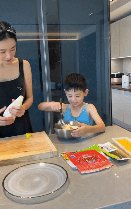 #秋瓷炫带六岁儿子做紫菜包饭#啪嗒动手能力很强啊，一份金枪鱼都是他做好的。。。而