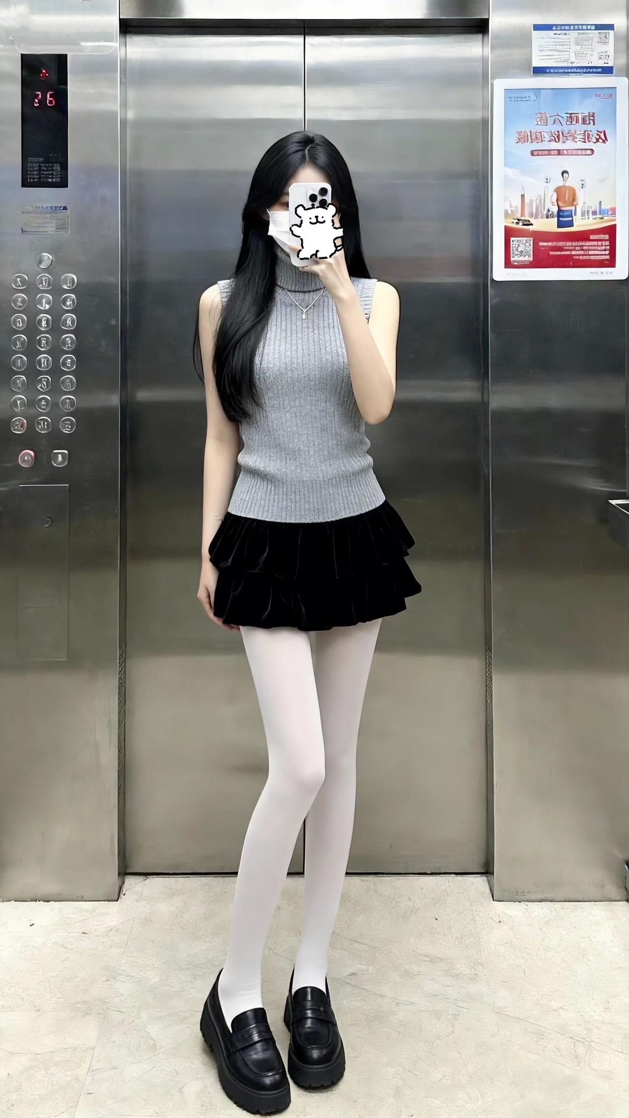 美得不像话，像画。到此一游，证据在此。电梯拍照 一起野个好身材 短裙穿搭 对镜自