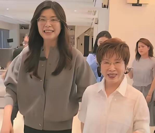震惊！郑丽文硬气回电
承认九二共识，
郑丽文怒呛 郑丽文简历 九二共识 统派围殴