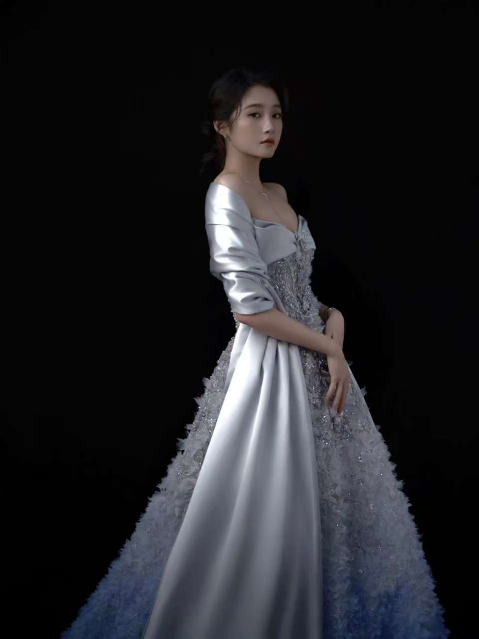 关晓彤银色亮片花瓣长裙关晓彤银色亮片流光溢彩关晓彤银色亮片花瓣长裙，好看，[go