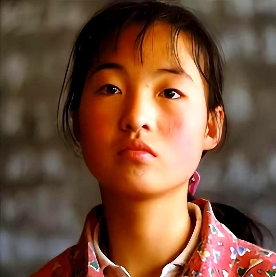 1999年，张艺谋捧红了农村女孩魏敏芝。

拍完戏后，魏敏芝想进演艺圈，张艺谋却