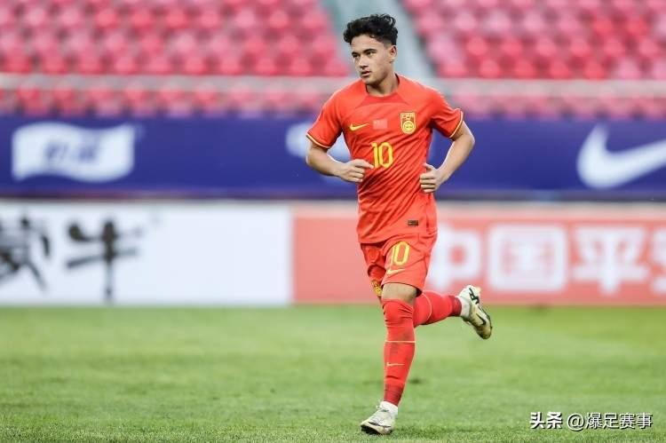 中国足坛又一大怪事：中国U17金童既然无球可踢。艾比布拉刚夺得金童降，突然就无球